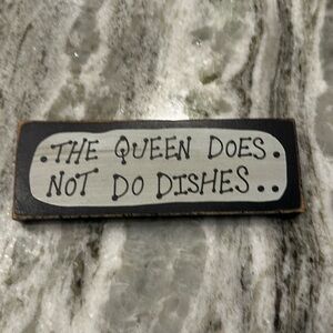The Queen Does Not Do Dishes Sign